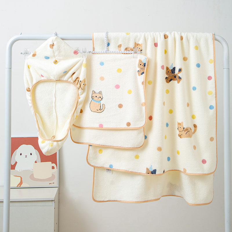 Felnőtt fürdőszett – fürdőszoknya és zuhanysapka, korall fleece, törölközők macska mintás pöttyökkel, 450 g felett, ajándékdoboz