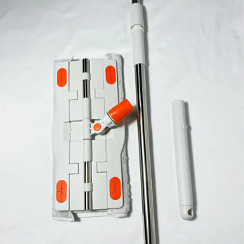 Plokščias mopas su plėveliniu audiniu medinėms grindims — galvutė iš superfininių pluoštų, nerūdijančio plieno kotas, keturkampis vandens suspaudimas, dvigubos pavaros