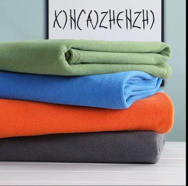Polar fleece deka na kempovanie s logom, polyester, 300 g, jar a jeseň, minimalistický moderný štýl