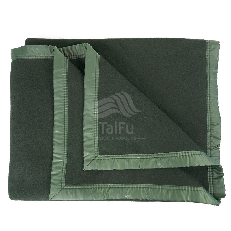 Deka u vojnom stilu od poliestera, 100% poliestera, težina 500–799 g, jednobojni uzorak