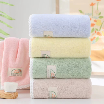 Ručník od coral fleece, mekan i upijajući, 150D, 80–100 g, šav završene ivice s čipkom, za kačenje
