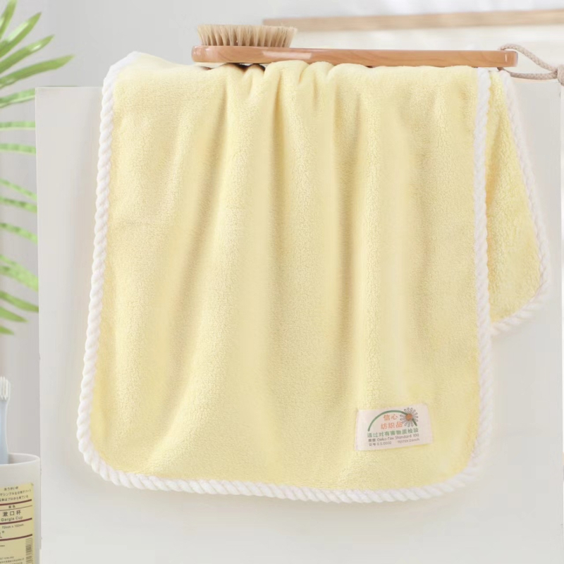 Ručník od coral fleece, mekan i upijajući, 150D, 80–100 g, šav završene ivice s čipkom, za kačenje