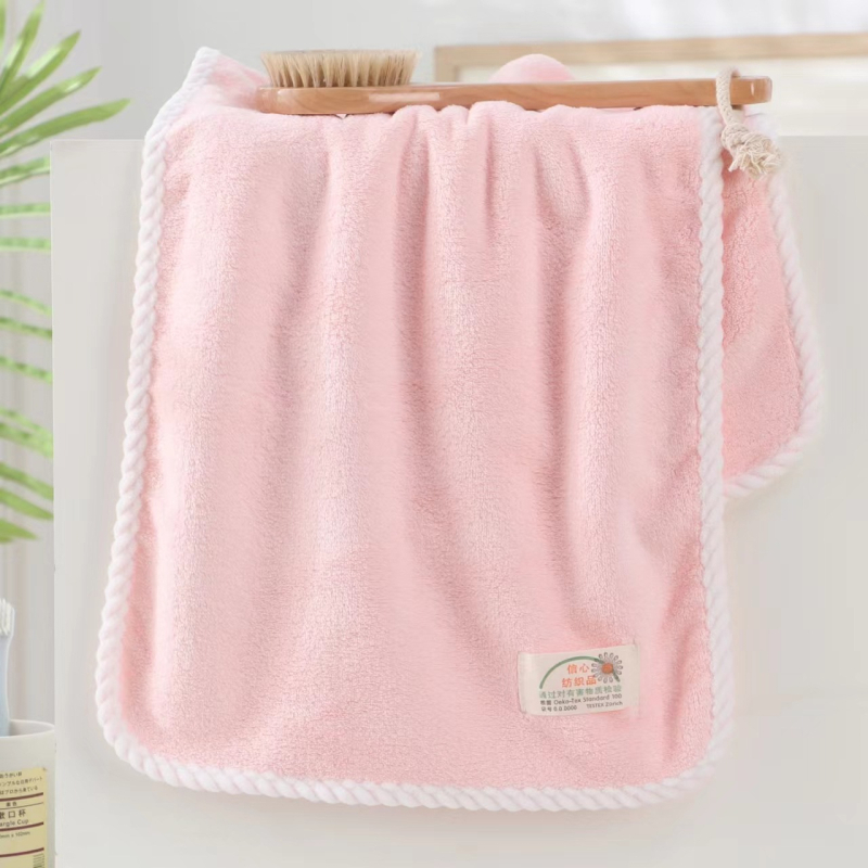 Ručník od coral fleece, mekan i upijajući, 150D, 80–100 g, šav završene ivice s čipkom, za kačenje