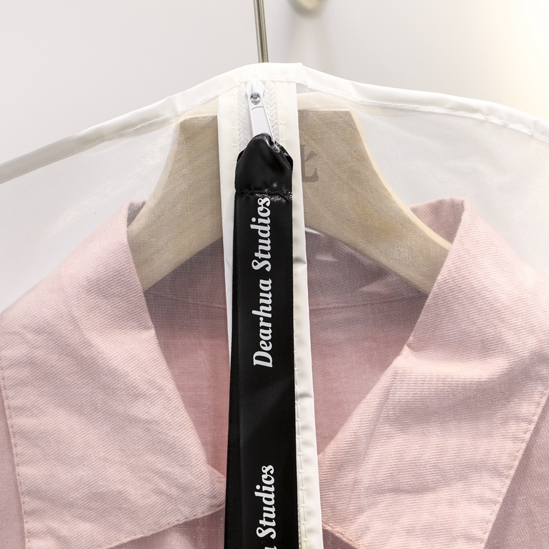 Покривало против прах за дрехи и костюми — нетъкан текстил, модерен минималистичен стил, прахо- и влагоустойчиво, код на продукта F-05