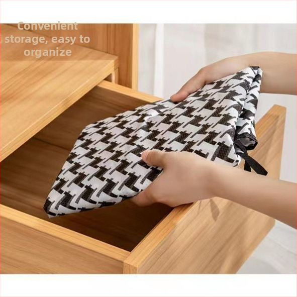 Drēbju aizsargs garderobei – vienkāršs un mūsdienīgs stils; materiāls: netkaina auduma; pielietojums: apģērbs; funkcija: putekļu aizsardzība un mitruma aizsardzība; piemērots uzglabāšanai guļamistabā