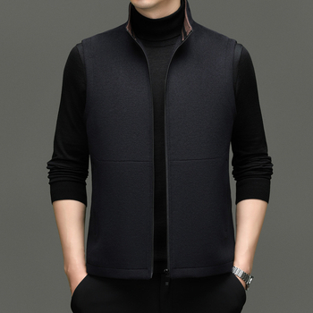 Мъжка пухена жилетка, тесен силует, висока яка, цип, удебелена вълнена материя (52% вълна), подплата от полиестер, зимно облекло