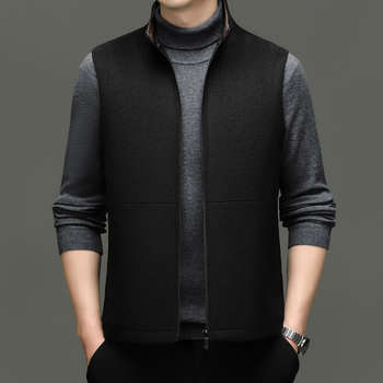 Мъжка пухена жилетка, тесен силует, висока яка, цип, удебелена вълнена материя (52% вълна), подплата от полиестер, зимно облекло