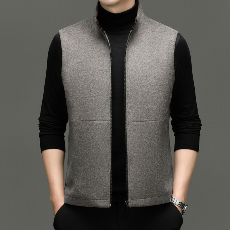 Мъжка пухена жилетка, тесен силует, висока яка, цип, удебелена вълнена материя (52% вълна), подплата от полиестер, зимно облекло