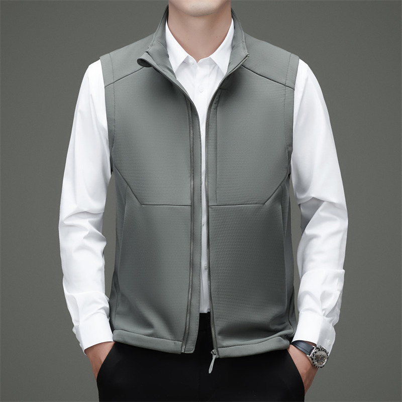 Мъжки елек със стояща яка, без ръкави, цип отпред, странични джобове и прав край