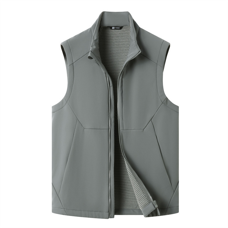 Мъжки елек със стояща яка, без ръкави, цип отпред, странични джобове и прав край