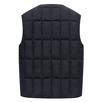 Мъжки елек с 90% патицов пух, V-образно деколте, едноредово закопчаване, триизмерни джобове, подплата 100% полиестер, зима 2025