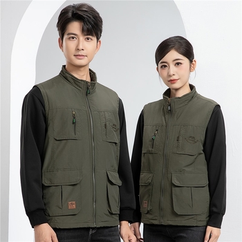 Мъжко подплатено пухено яке-жилет с качулка, стояща яка и двойно закопчаване; материя зайчи косъм