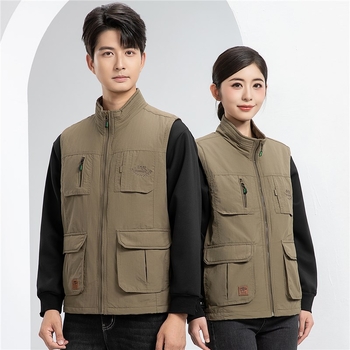 Мъжко подплатено пухено яке-жилет с качулка, стояща яка и двойно закопчаване; материя зайчи косъм