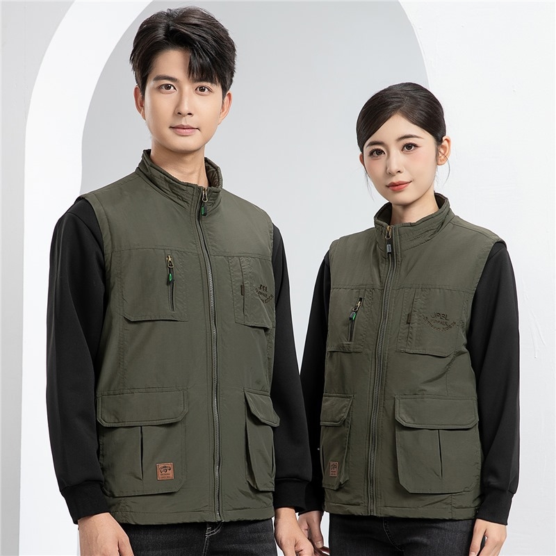 Мъжко подплатено пухено яке-жилет с качулка, стояща яка и двойно закопчаване; материя зайчи косъм