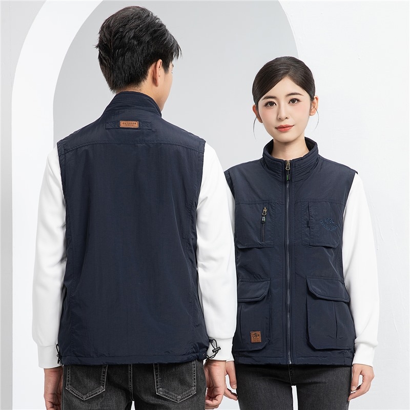 Мъжко подплатено пухено яке-жилет с качулка, стояща яка и двойно закопчаване; материя зайчи косъм