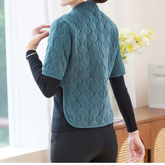 Дамска жилетка с флисово подплатяване и удебеляване за защита на раменете и шията – със стояща яка, за възрастни жени