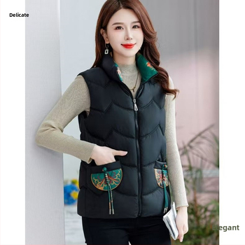 Дамска бодирана квилирана жилетка за зима със стояща яка и едно копче; основна тъкан: спандекс; пълнител: полиестер