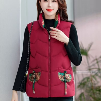 Дамска бодирана квилирана жилетка за зима със стояща яка и едно копче; основна тъкан: спандекс; пълнител: полиестер