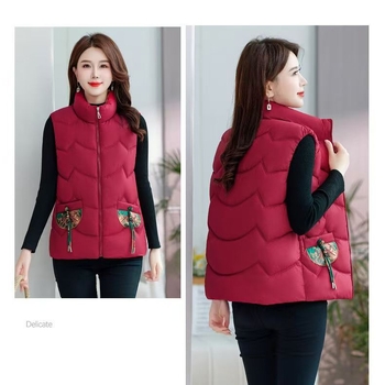 Дамска бодирана квилирана жилетка за зима със стояща яка и едно копче; основна тъкан: спандекс; пълнител: полиестер