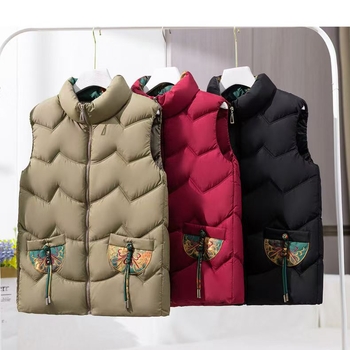 Дамска бодирана квилирана жилетка за зима със стояща яка и едно копче; основна тъкан: спандекс; пълнител: полиестер