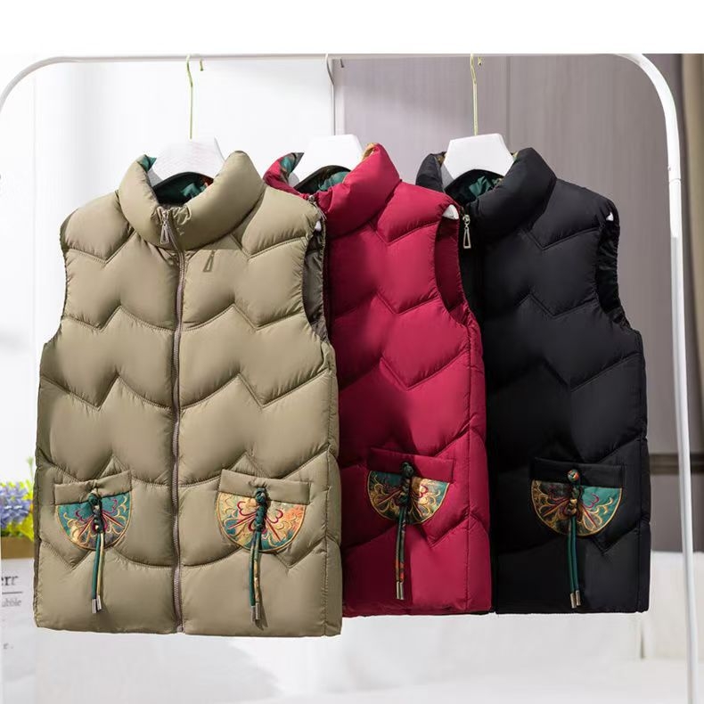 Дамска бодирана квилирана жилетка за зима със стояща яка и едно копче; основна тъкан: спандекс; пълнител: полиестер