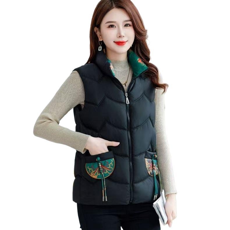 Дамска бодирана квилирана жилетка за зима със стояща яка и едно копче; основна тъкан: спандекс; пълнител: полиестер