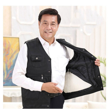 Жилетка от естествена овча кожа с вълнен основен плат, подплатена дебело полар; без качулка, прав модел, едно ред копчета, зима