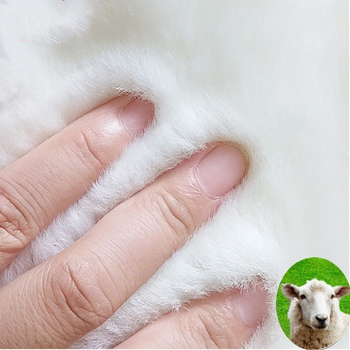 Жилетка от естествена овча кожа с вълнен основен плат, подплатена дебело полар; без качулка, прав модел, едно ред копчета, зима