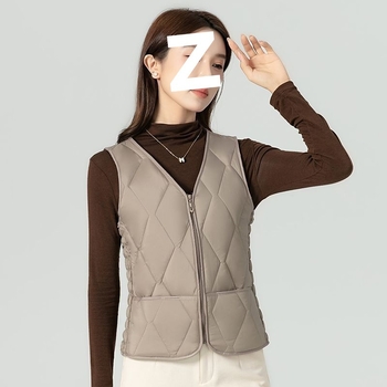 Дамска жилетка: (вълнен пълнеж; нейлонов външен плат; V-образно деколте; едно копче; есен 2025)