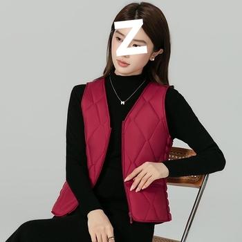 Дамска жилетка: (вълнен пълнеж; нейлонов външен плат; V-образно деколте; едно копче; есен 2025)