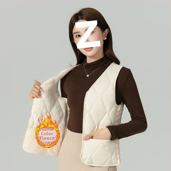 Дамска жилетка: (вълнен пълнеж; нейлонов външен плат; V-образно деколте; едно копче; есен 2025)