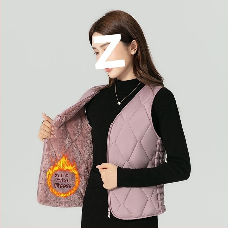 Дамска жилетка: (вълнен пълнеж; нейлонов външен плат; V-образно деколте; едно копче; есен 2025)