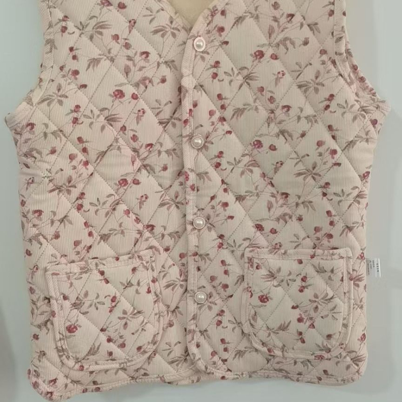 Vesta de iarnă pentru femei, țesătură Rayon, umplere din lână, guler în V, închidere cu un nasture, lungime 50–65 cm, Iarna 2025