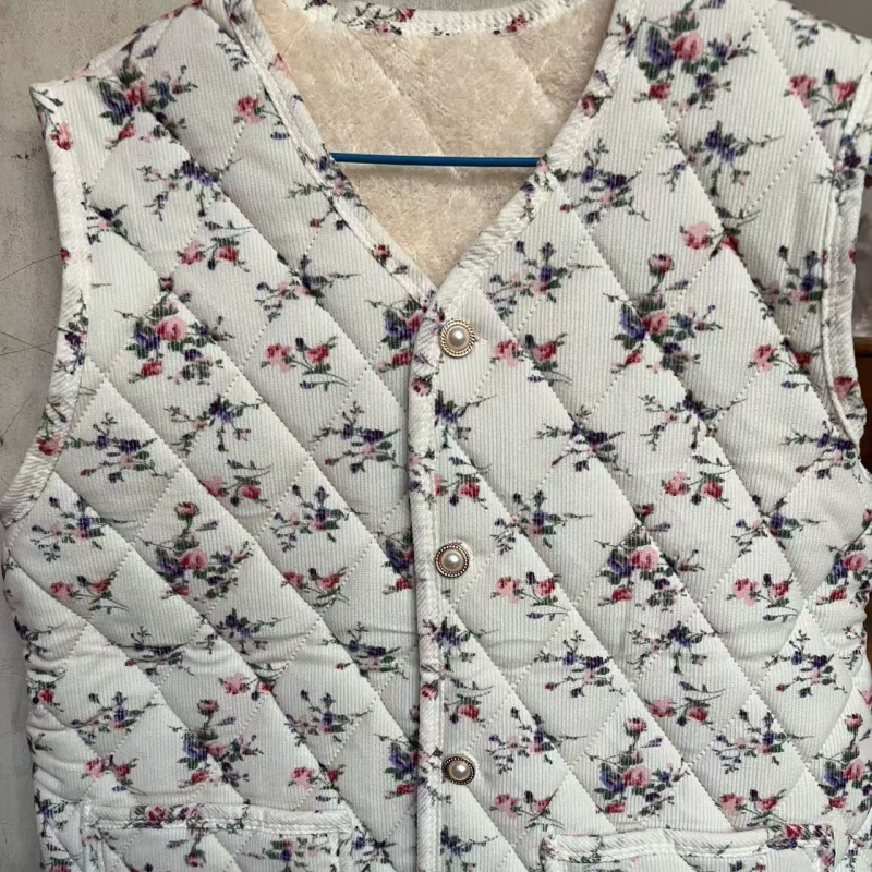 Vesta de iarnă pentru femei, țesătură Rayon, umplere din lână, guler în V, închidere cu un nasture, lungime 50–65 cm, Iarna 2025