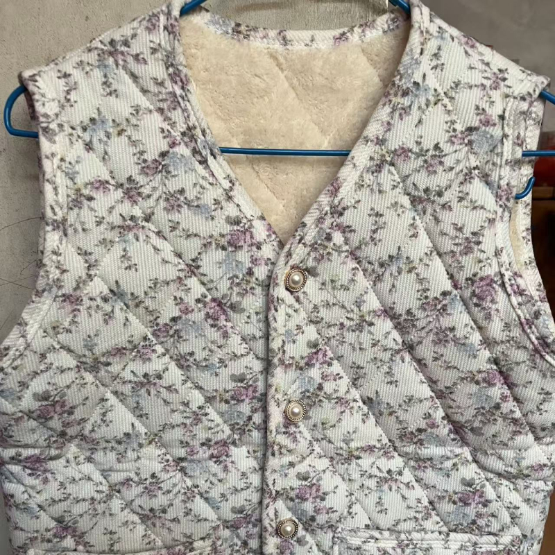 Vesta de iarnă pentru femei, țesătură Rayon, umplere din lână, guler în V, închidere cu un nasture, lungime 50–65 cm, Iarna 2025