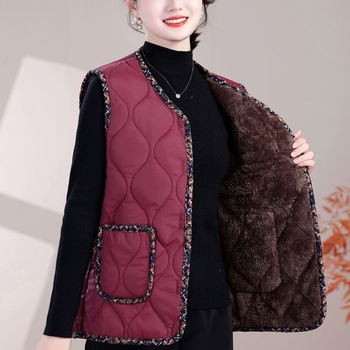 Жилетка с вълнен пълнеж, V-образно деколте, ултра-къс модел, основна тъкан: rayon (95%+), тъкан от овча вълна