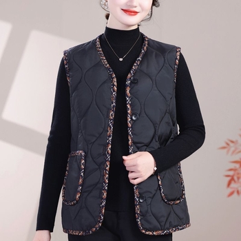 Жилетка с вълнен пълнеж, V-образно деколте, ултра-къс модел, основна тъкан: rayon (95%+), тъкан от овча вълна