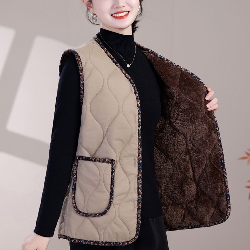 Жилетка с вълнен пълнеж, V-образно деколте, ултра-къс модел, основна тъкан: rayon (95%+), тъкан от овча вълна