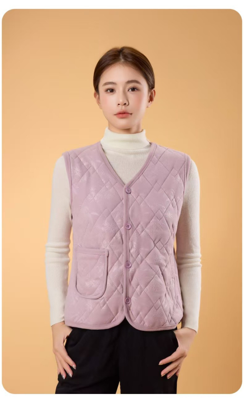 Veste ar flīsa iekšdieni, reljēfiska tekstūra, retro ziedu raksts, kokvilnas-poliestera audums ar 80–90% poliestera un vilnas saturs līdz 30%