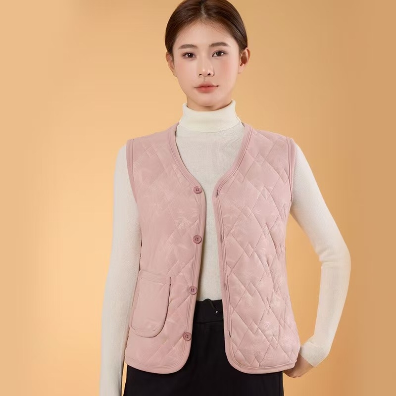 Veste ar flīsa iekšdieni, reljēfiska tekstūra, retro ziedu raksts, kokvilnas-poliestera audums ar 80–90% poliestera un vilnas saturs līdz 30%