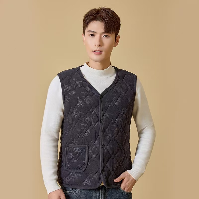 Veste ar flīsa iekšdieni, reljēfiska tekstūra, retro ziedu raksts, kokvilnas-poliestera audums ar 80–90% poliestera un vilnas saturs līdz 30%