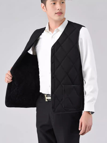 Vestă bărbați cu fleece, căptușită pentru iarnă, guler în V, închidere cu un rând de nasturi, fără glugă, buzunare laterale, tiv drept, culoare uni, material exterior poliester, căptușeală din bumbac