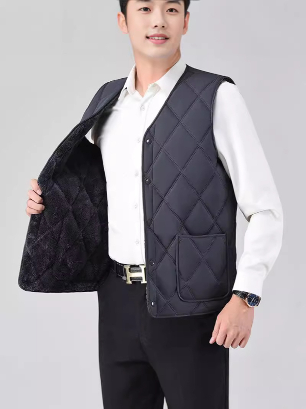 Vestă bărbați cu fleece, căptușită pentru iarnă, guler în V, închidere cu un rând de nasturi, fără glugă, buzunare laterale, tiv drept, culoare uni, material exterior poliester, căptușeală din bumbac