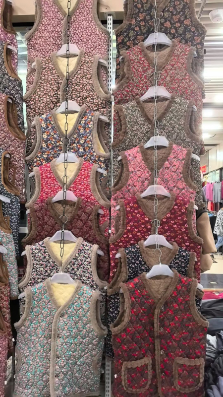 Γυναικείο γιλέκο με V-λαιμό, γεωμετρικό μοτίβ, ύφασμα πολυεστέρα, γέμισμα πολυ-βαμβάκι