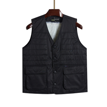 Флисово подплатен безръкав жилет за зима; външна материя: памучно-смесена (90% полиестер); подплата: полиестер; едноредово закопчаване, без яка; печатен дизайн