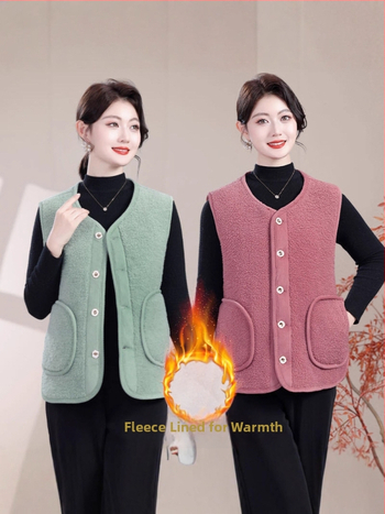 Flīss-pārklāta silta veste rudens–ziemas sezonai ar pogām un tekstūru, materiāls: poliesters 90–95% un spandekss ≤30%, standarta garums 50–65 cm