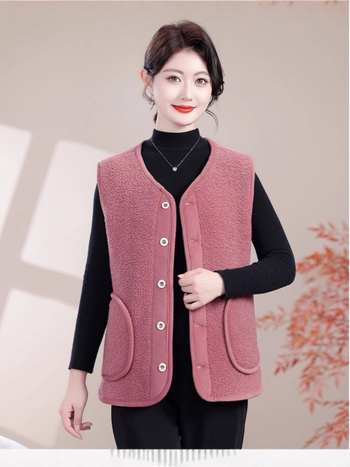 Flīss-pārklāta silta veste rudens–ziemas sezonai ar pogām un tekstūru, materiāls: poliesters 90–95% un spandekss ≤30%, standarta garums 50–65 cm