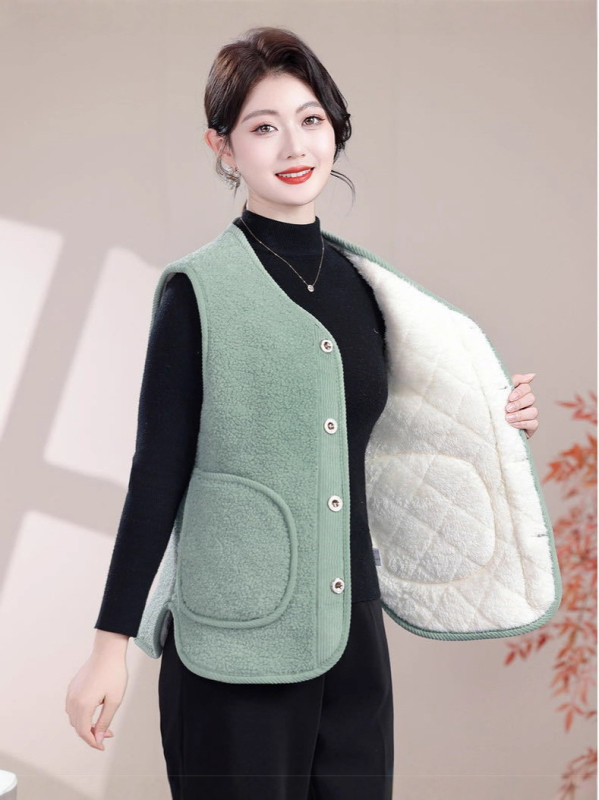 Flīss-pārklāta silta veste rudens–ziemas sezonai ar pogām un tekstūru, materiāls: poliesters 90–95% un spandekss ≤30%, standarta garums 50–65 cm