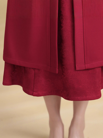 Elegáns esküvői vendégruha fleece béleléssel, őszi–téli 2025, poliészter anyag, mintás, midi hossz