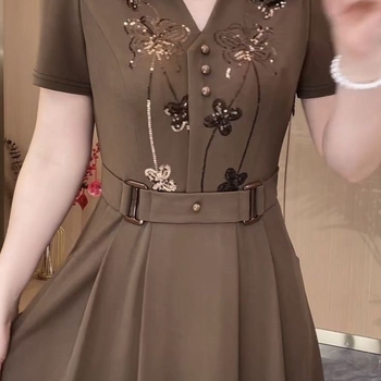 Poliesterska haljina sa šljokicama, geometrijski uzorak, A-linijski kroj, polo ovratnik, visok struk, kratkih rukava, srednja duljina